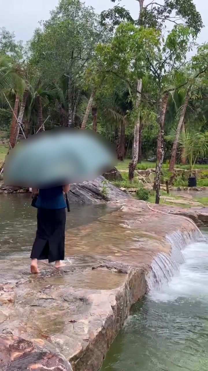 Bước chân bên dòng thác nước tại Rivora Retreat