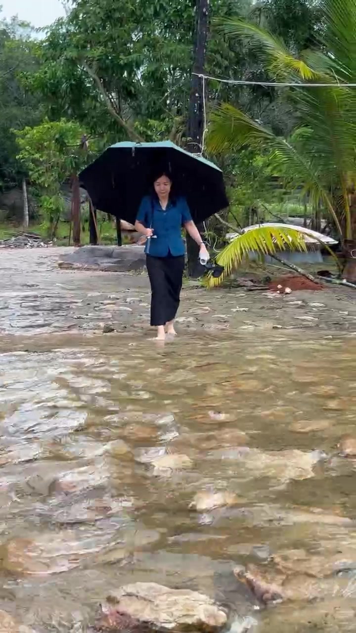 Suối Đá Bàn len lỏi qua từng phiến đá tại Rivora Retreat